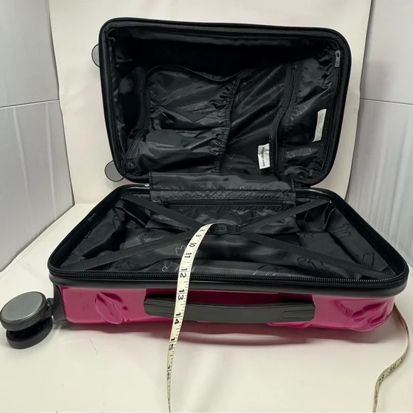 It Luggage 21" Metalik Hot Pink Lips Kiss Smooch Carry On Hard Shell Luggage